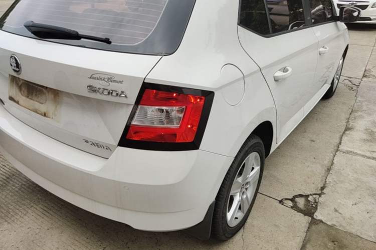 Used Skoda Fabia 2016 1.4L Automatic Car Enjoy Edition Exterior 3