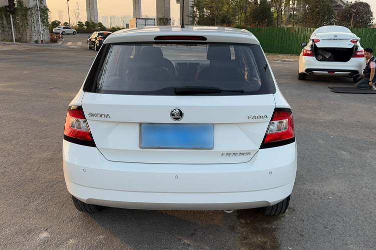 Used Skoda Fabia 2016 1.4L Automatic Car Enjoy Edition Exterior 4