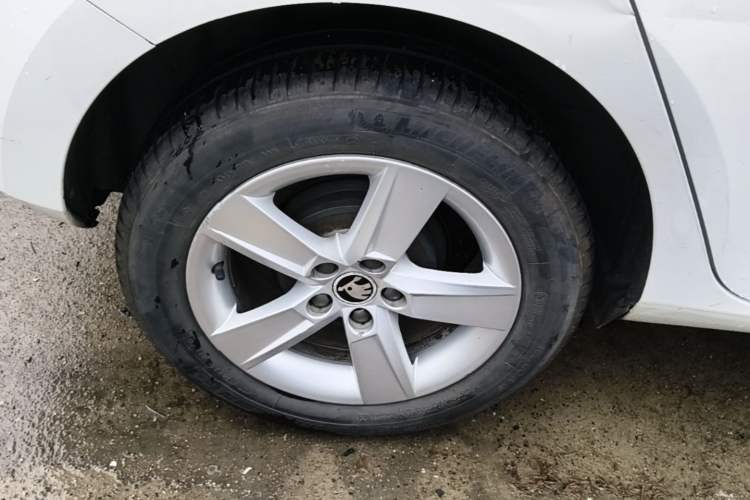 Used Skoda Fabia 2016 1.4L Automatic Car Enjoy Edition Exterior 5