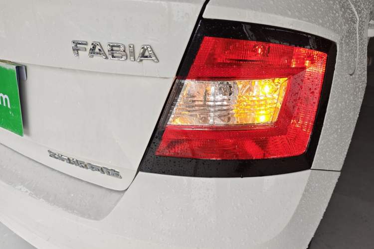 Used Skoda Fabia 2016 1.4L Automatic Car Enjoy Edition Exterior 6