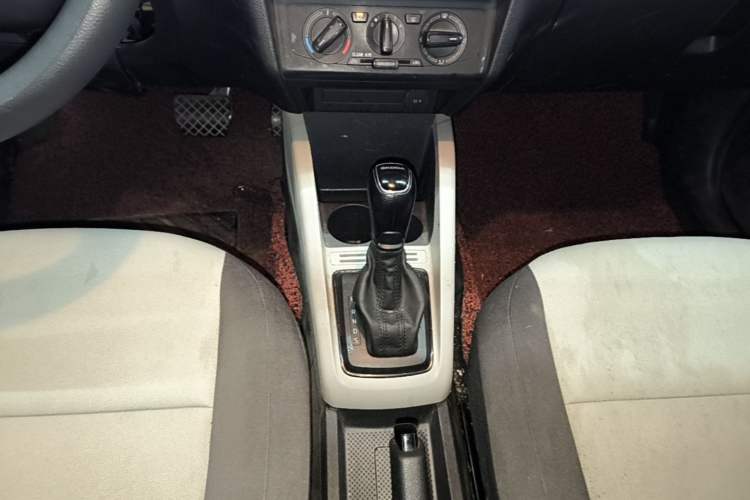 Used Skoda Fabia 2016 1.4L Automatic Car Enjoy Edition Gear Lever