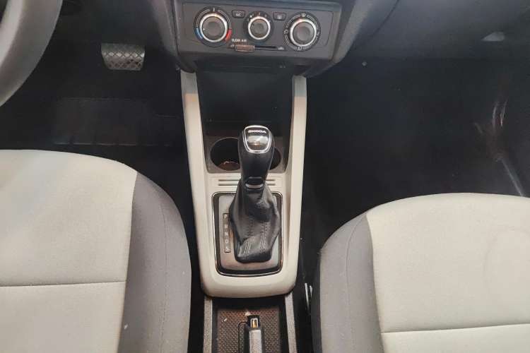Used Skoda Fabia 2016 1.4L Automatic Car Enjoy Edition Gear Lever