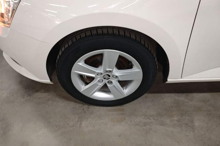 Used Skoda Fabia 2016 1.4L Automatic Car Enjoy Edition Left Front Wheel Hub