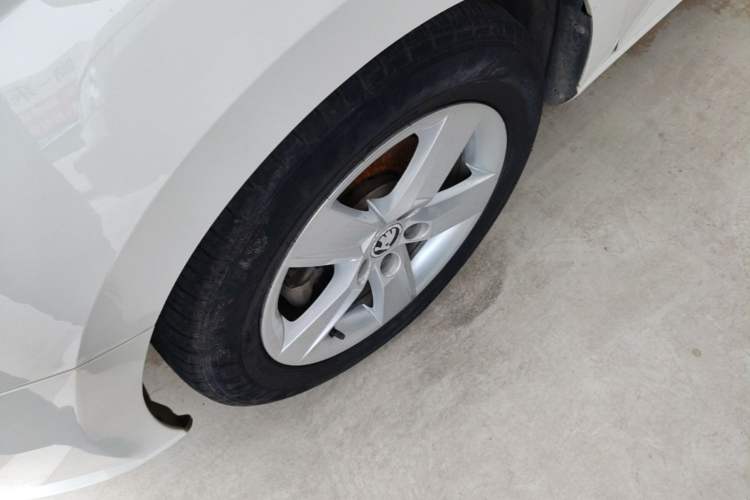 Used Skoda Fabia 2016 1.4L Automatic Car Enjoy Edition Left Front Wheel Hub
