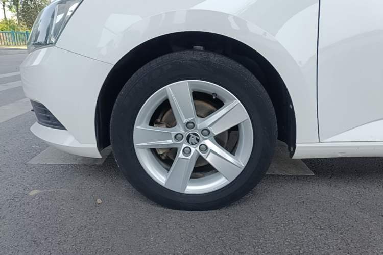Used Skoda Fabia 2016 1.4L Automatic Car Enjoy Edition Left Front Wheel Hub