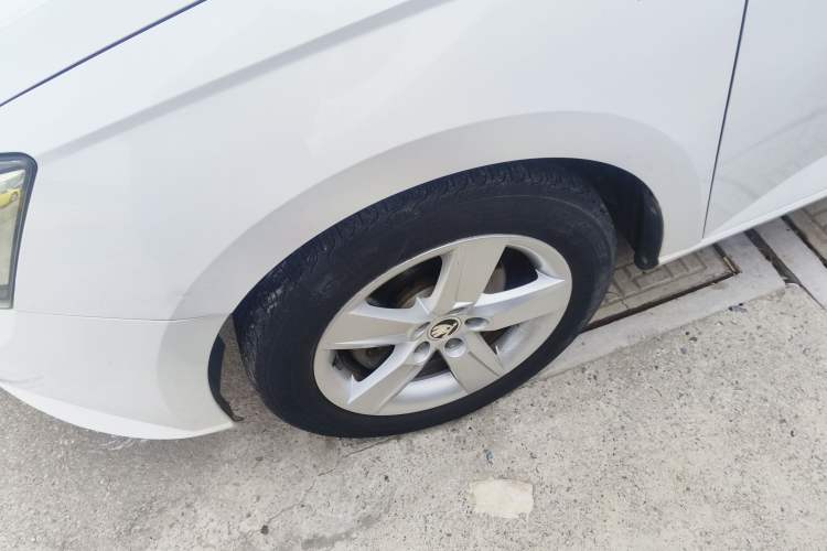 Used Skoda Fabia 2016 1.4L Automatic Car Enjoy Edition Left Front Wheel Hub