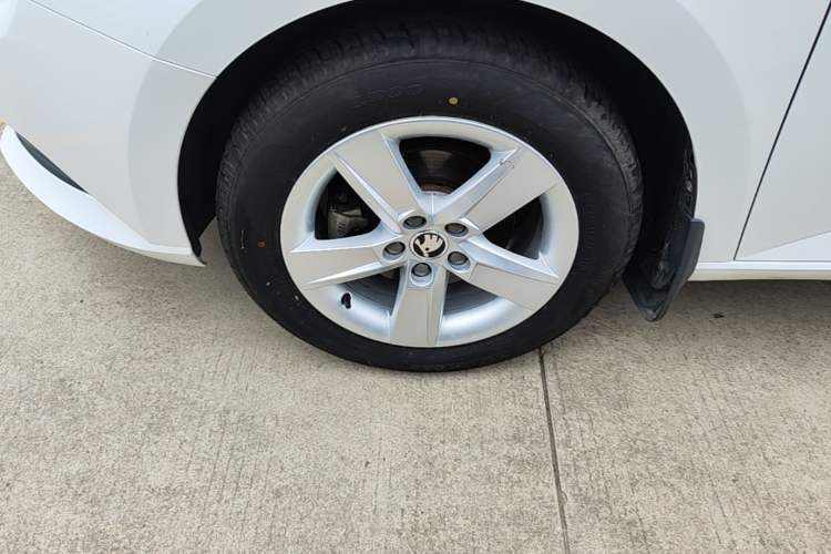 Used Skoda Fabia 2016 1.4L Automatic Car Enjoy Edition Left Front Wheel Hub