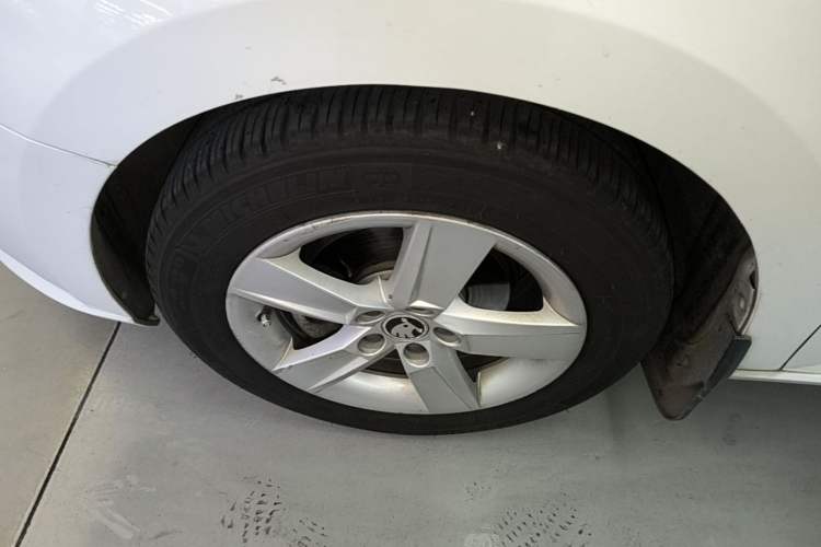 Used Skoda Fabia 2016 1.4L Automatic Car Enjoy Edition Left Front Wheel Hub