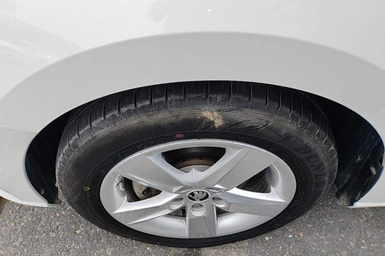 Used Skoda Fabia 2016 1.4L Automatic Car Enjoy Edition Left Front Wheel Hub
