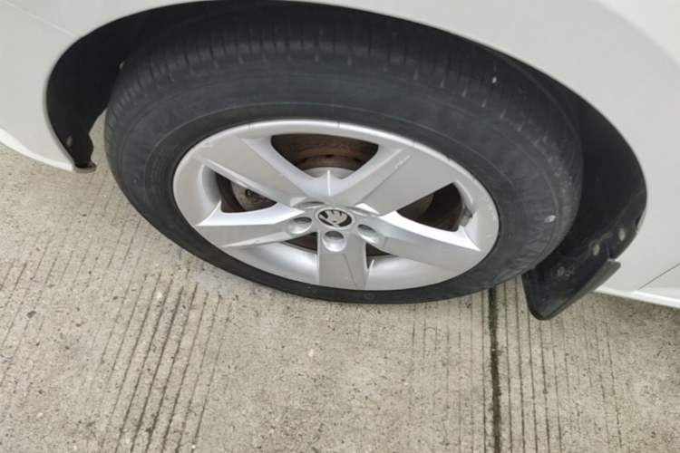 Used Skoda Fabia 2016 1.4L Automatic Car Enjoy Edition Left Front Wheel Hub