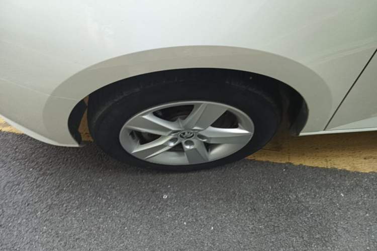Used Skoda Fabia 2016 1.4L Automatic Car Enjoy Edition Left Front Wheel Hub