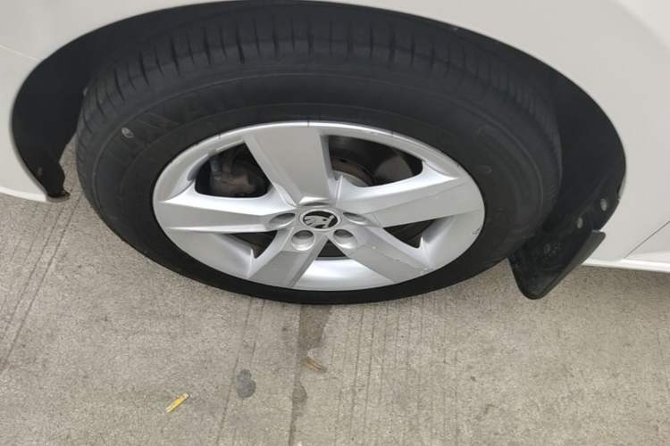Used Skoda Fabia 2016 1.4L Automatic Car Enjoy Edition Left Front Wheel Hub