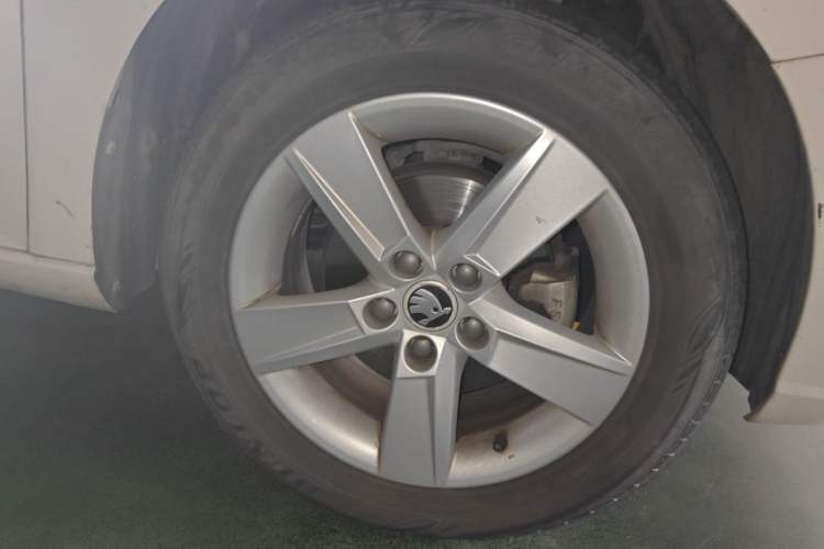 Used Skoda Fabia 2016 1.4L Automatic Car Enjoy Edition Right Front Wheel Hub
