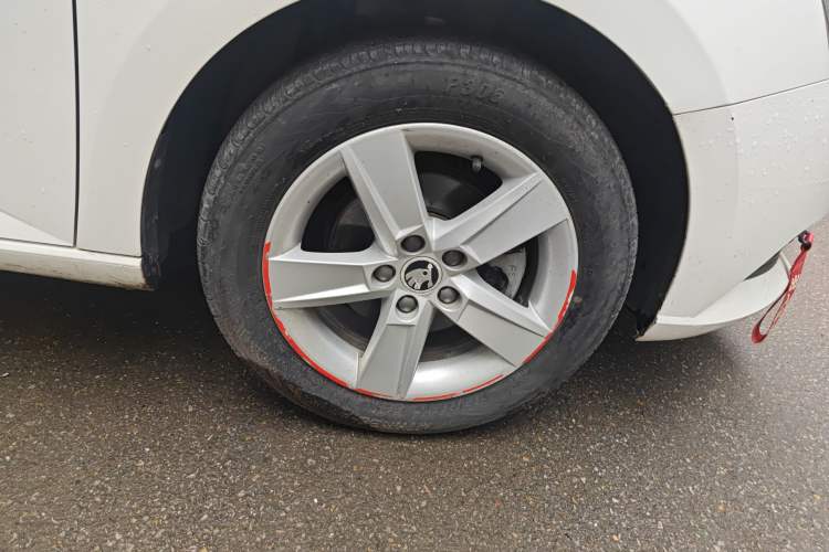 Used Skoda Fabia 2016 1.4L Automatic Car Enjoy Edition Right Front Wheel Hub