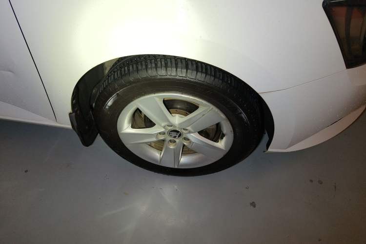 Used Skoda Fabia 2016 1.4L Automatic Car Enjoy Edition Right Front Wheel Hub
