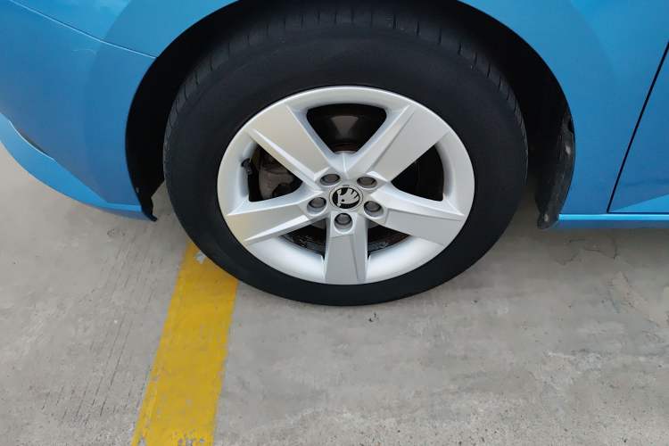 Used Skoda Fabia 2017 1.4L Automatic Car Enjoy Edition Left Front Wheel Hub