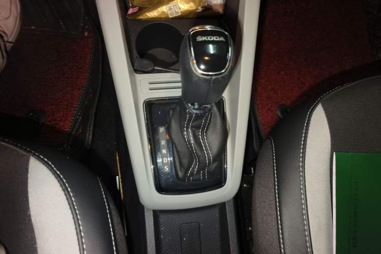 Used Skoda Fabia 2017 1.6L Automatic Sport Edition Gear Lever