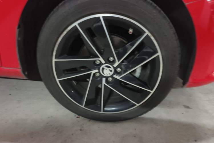 Used Skoda Fabia 2017 1.6L Automatic Sport Edition Right Front Wheel Hub