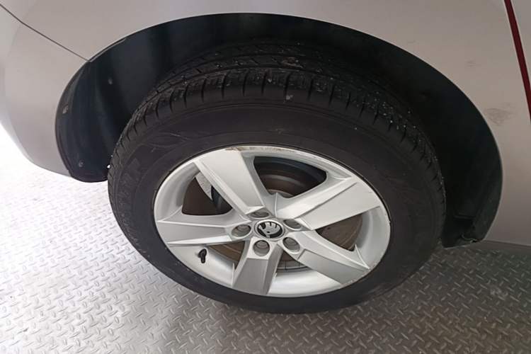 Used Skoda Fabia 2017 1.4L Automatic Car Enjoy Edition Right Rear Wheel Hub
