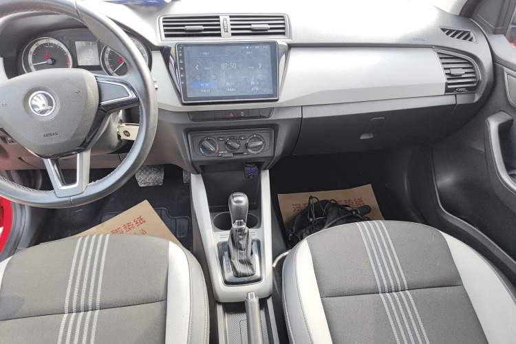 Used Skoda Fabia 2017 1.6L Automatic Sport Edition Audio And AC Panel