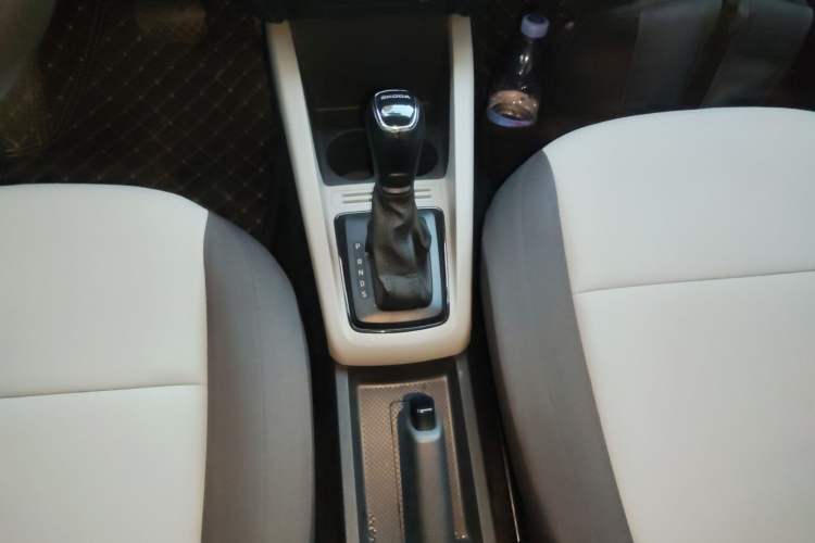 Used Skoda Fabia 2017 1.4L Automatic Car Enjoy Edition Gear Lever