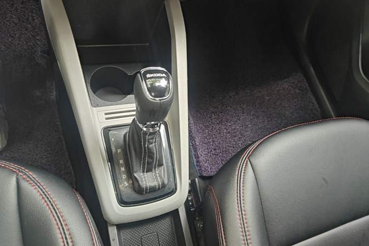 Used Skoda Fabia 2017 1.6L Automatic Sport Edition Gear Lever