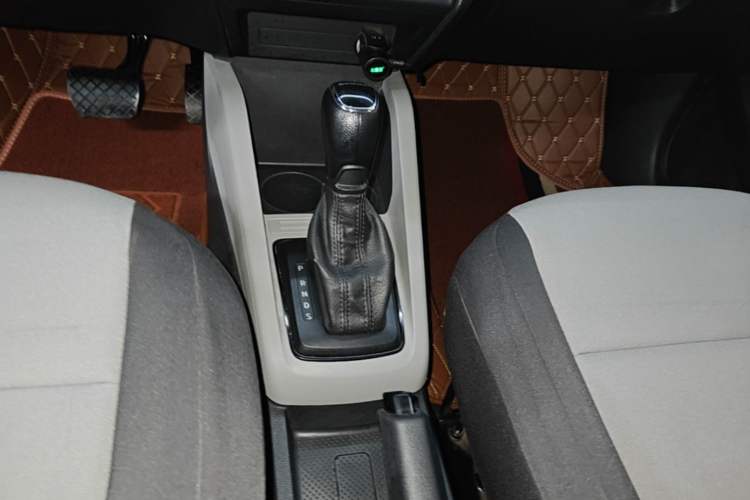 Used Skoda Fabia 2017 1.4L Automatic Car Enjoy Edition Gear Lever