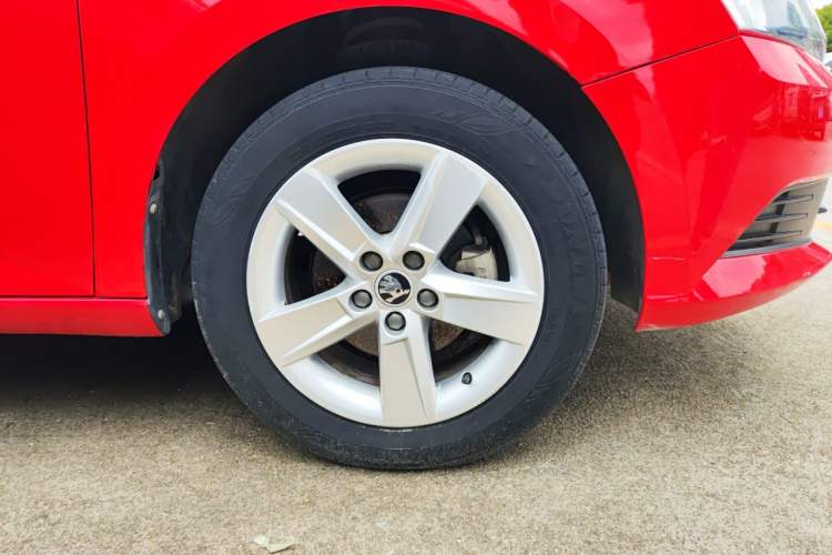 Used Skoda Fabia 2017 1.4L Automatic Car Enjoy Edition Right Front Wheel Hub