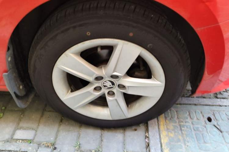 Used Skoda Fabia 2017 1.4L Automatic Car Enjoy Edition Right Front Wheel Hub