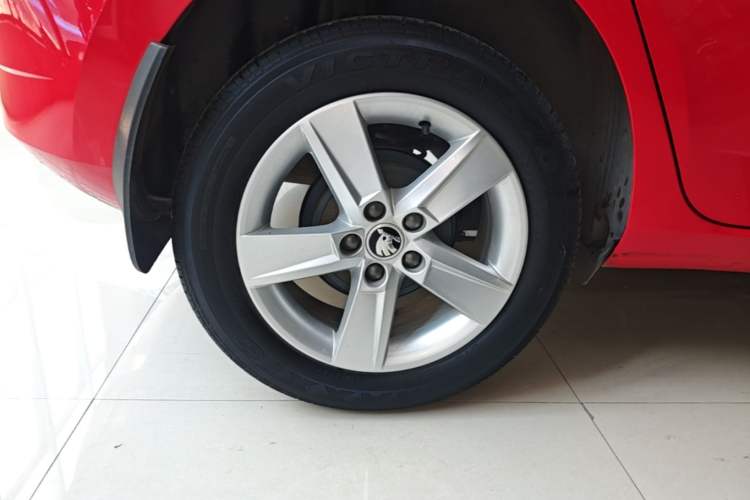 Used Skoda Fabia 2017 1.4L Automatic Car Enjoy Edition Right Rear Wheel Hub