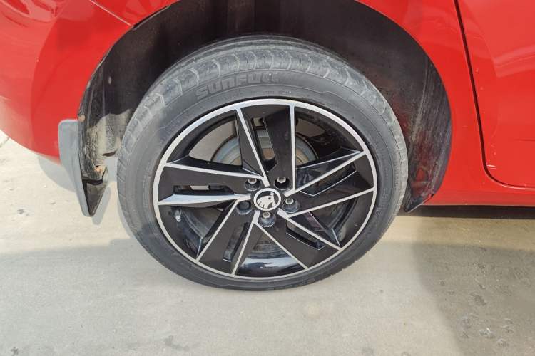 Used Skoda Fabia 2017 1.6L Automatic Sport Edition Right Rear Wheel Hub