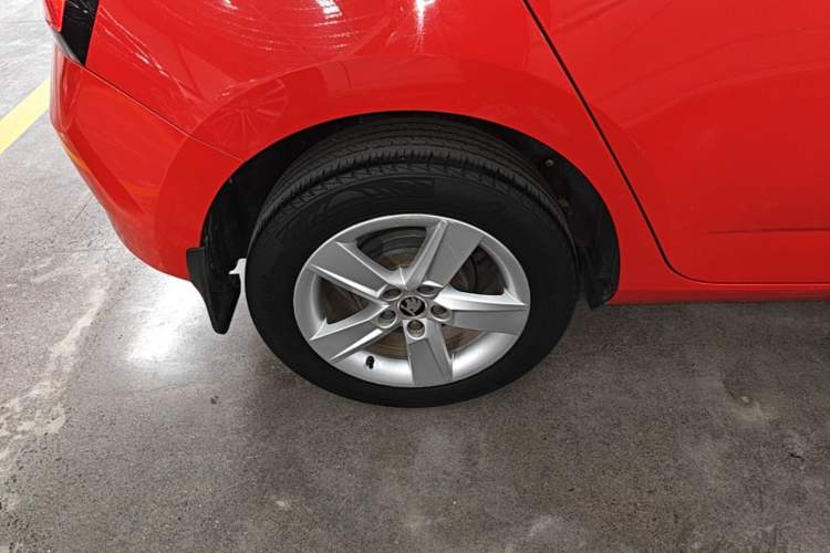 Used Skoda Fabia 2017 1.4L Automatic Car Enjoy Edition Right Rear Wheel Hub