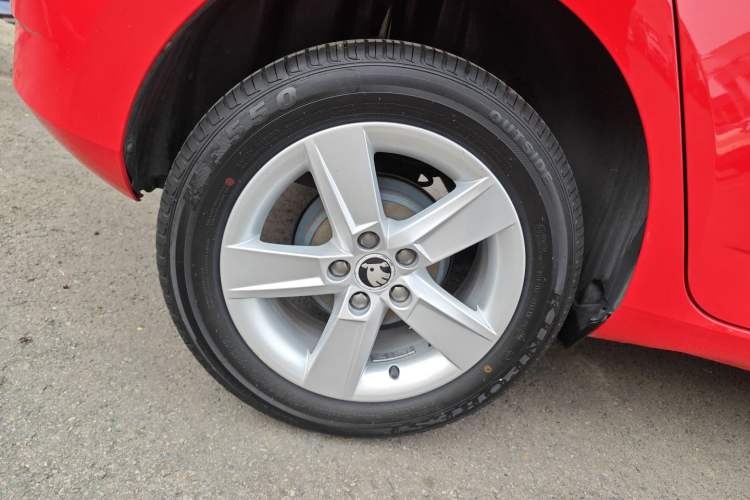 Used Skoda Fabia 2017 1.4L Automatic Car Enjoy Edition Right Rear Wheel Hub