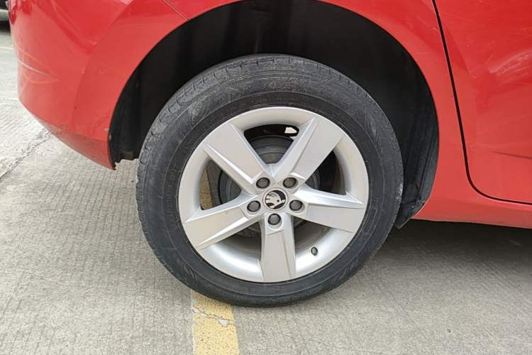 Used Skoda Fabia 2017 1.4L Automatic Car Enjoy Edition Right Rear Wheel Hub