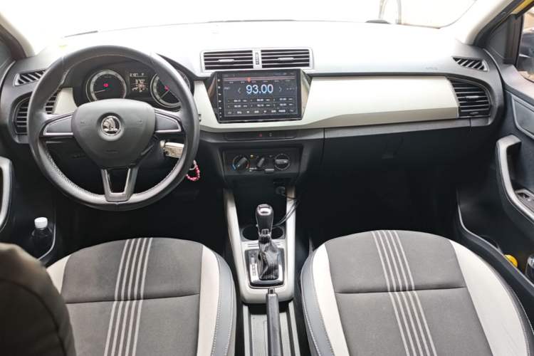 Used Skoda Fabia 2017 1.6L Automatic Chuanxing Edition Center Console
