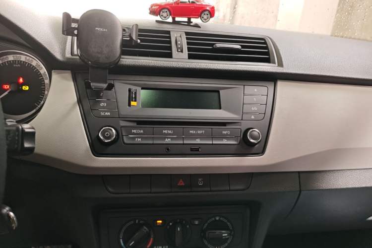 Used Skoda Fabia 2017 1.6L Automatic Sport Edition Audio And AC Panel