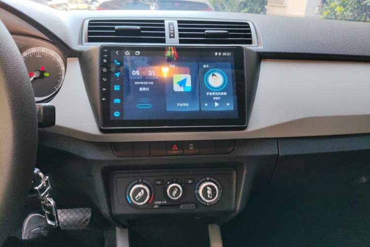 Used Skoda Fabia 2017 1.4L Automatic Front-Drive Model Audio And AC Panel
