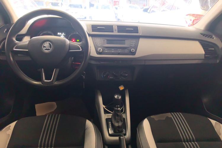 Used Skoda Fabia 2017 1.6L Automatic Chuanxing Edition Center Console