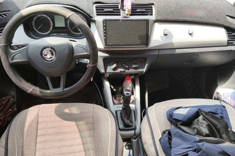 Used Skoda Fabia 2017 1.4L Automatic Front-Drive Model Center Console