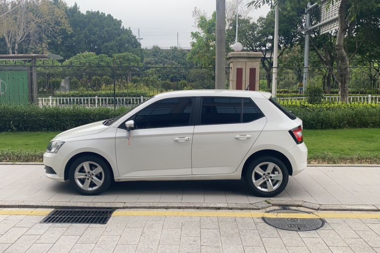 Used Skoda Fabia 2017 1.4L Automatic Car Enjoy Edition Exterior 3