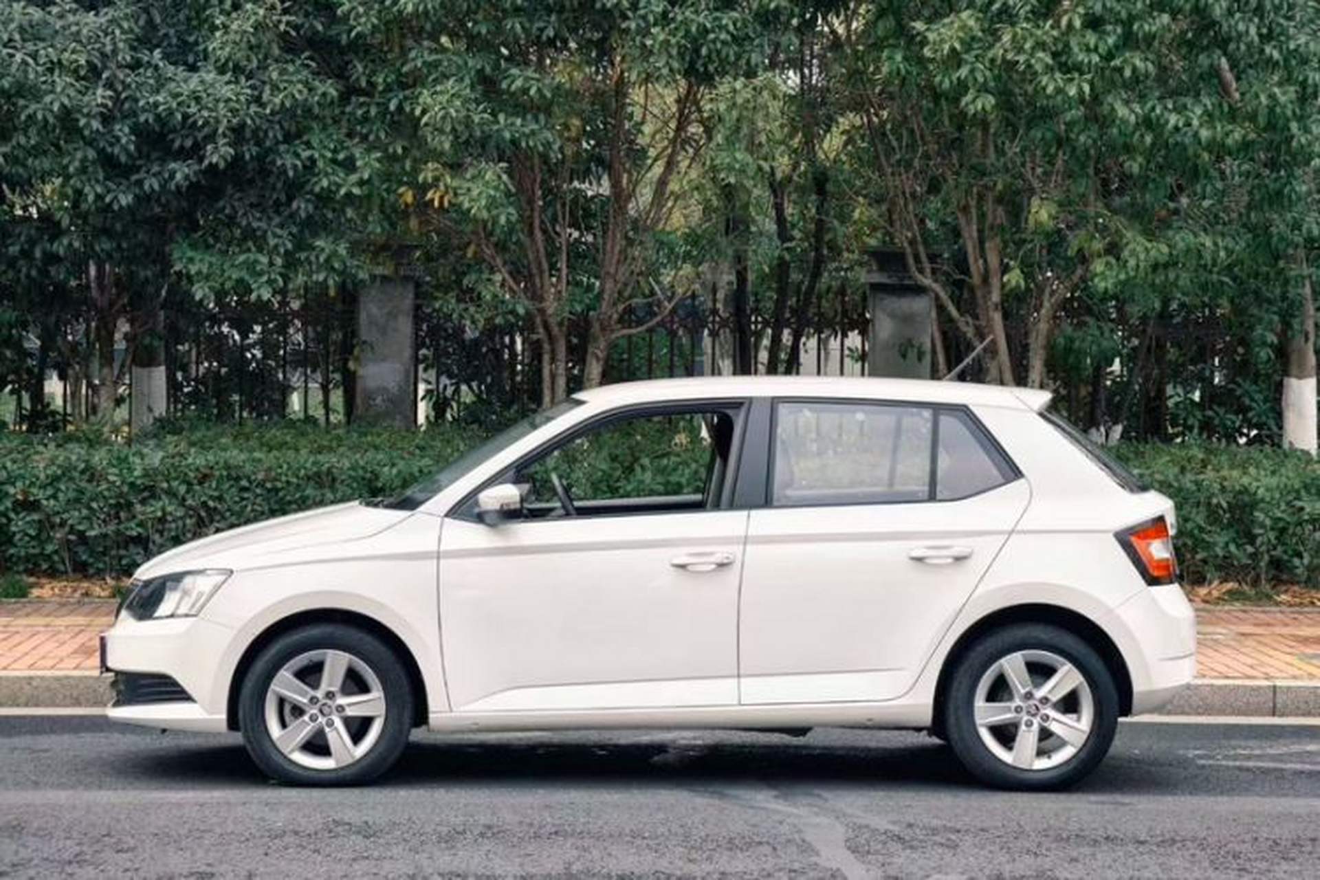 Used Skoda Fabia 2017 1.4L Automatic Car Enjoy Edition Exterior 3