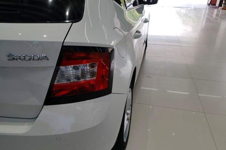 Used Skoda Fabia 2017 1.4L Automatic Car Enjoy Edition Exterior 3