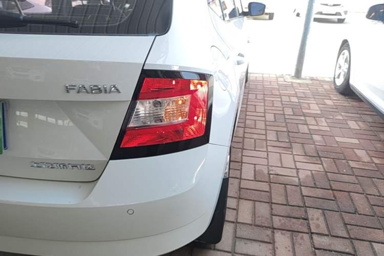 Used Skoda Fabia 2017 1.4L Automatic Car Enjoy Edition Exterior 3