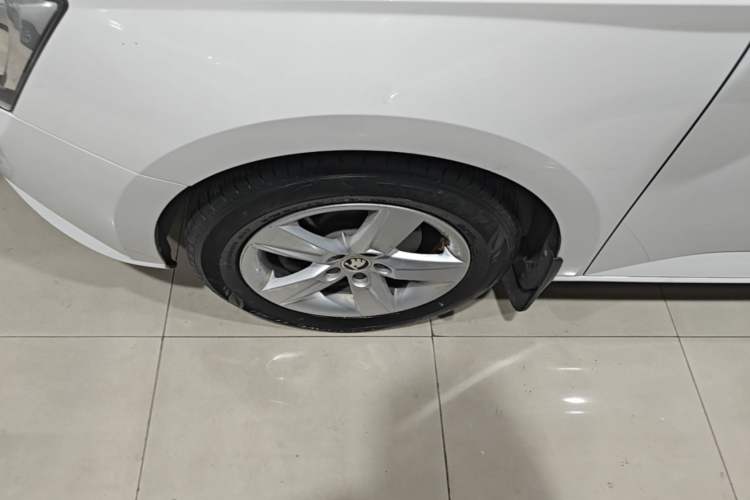 Used Skoda Fabia 2017 1.4L Automatic Car Enjoy Edition Exterior 4