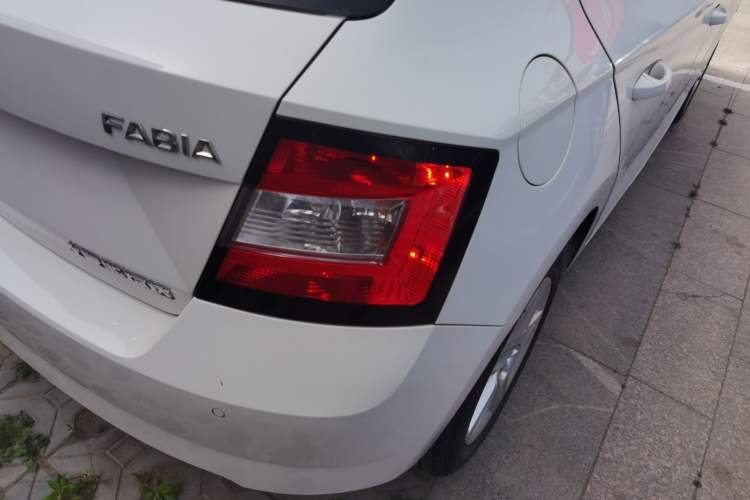 Used Skoda Fabia 2017 1.4L Automatic Car Enjoy Edition Exterior 6