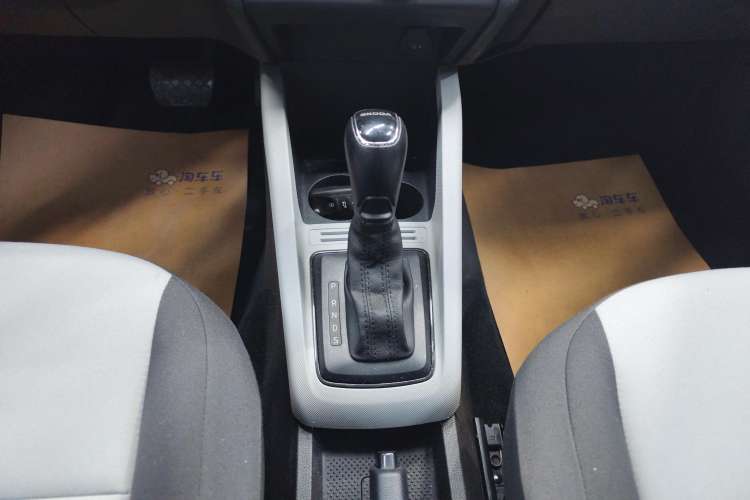Used Skoda Fabia 2017 1.4L Automatic Car Enjoy Edition Gear Lever