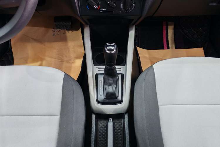 Used Skoda Fabia 2017 1.4L Automatic Car Enjoy Edition Gear Lever