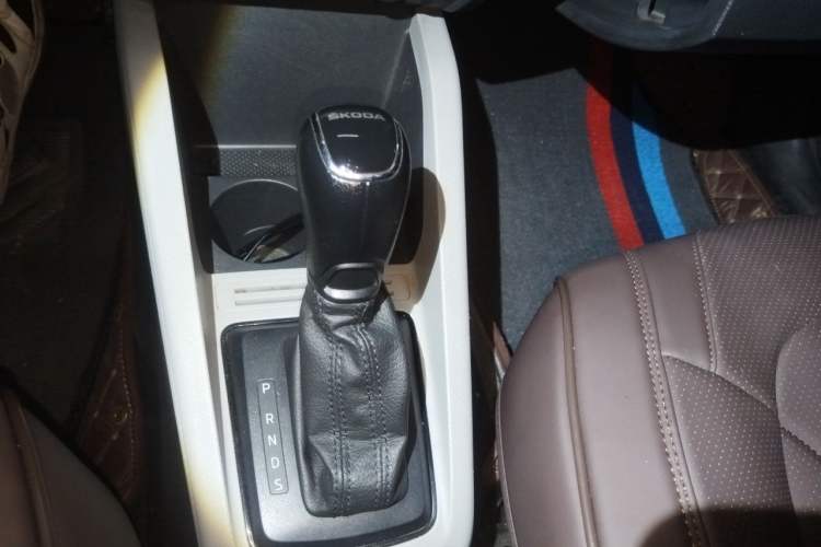 Used Skoda Fabia 2017 1.4L Automatic Car Enjoy Edition Gear Lever
