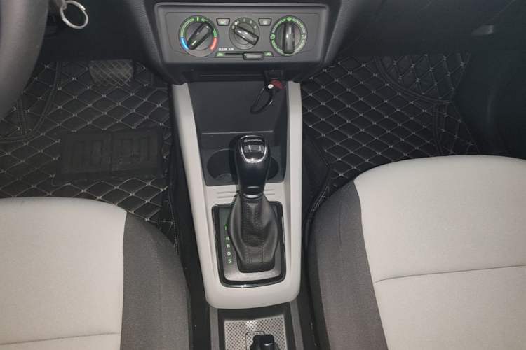 Used Skoda Fabia 2017 1.4L Automatic Car Enjoy Edition Gear Lever