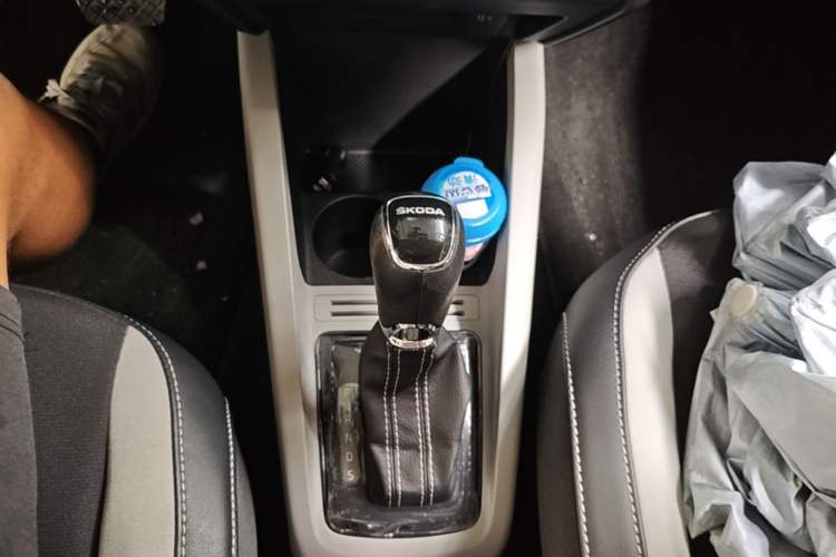 Used Skoda Fabia 2017 1.6L Automatic Sport Edition Gear Lever